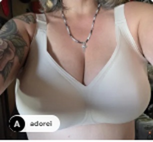 Cliente usando sutiã branco