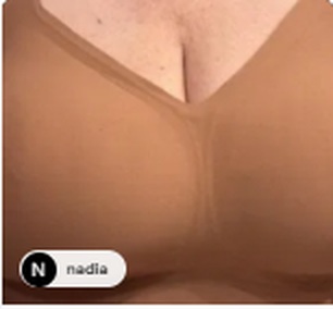 Cliente usando sutiã bege